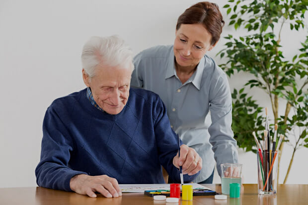 мужчина рисует